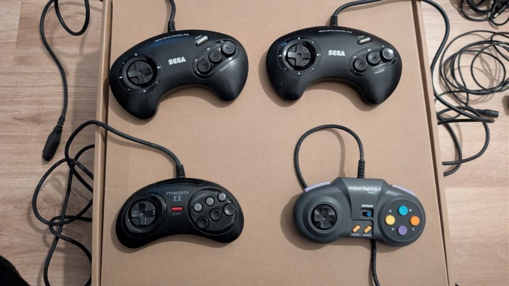 Sega Mega Drive com Mega-CD II + 4 comandos + cabos originais