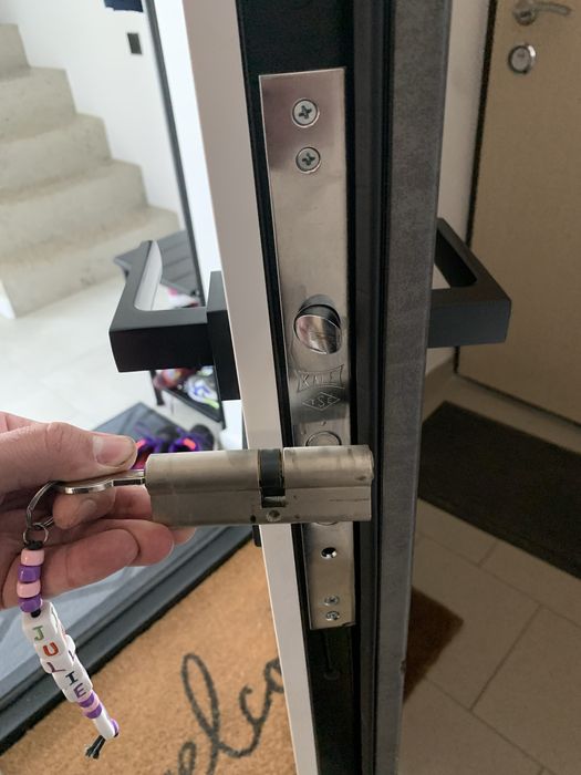 Заміна ручок та замків регулювання дверей