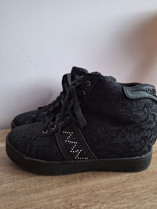 Buty na ukrytym koturnie 38