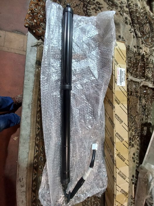 Доводчик,амортизатор,привод крышки багажника Lexus nx