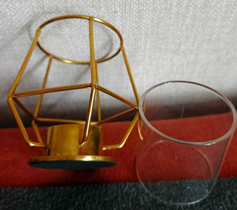 Świecznik na tealighty w kolorze złotym.