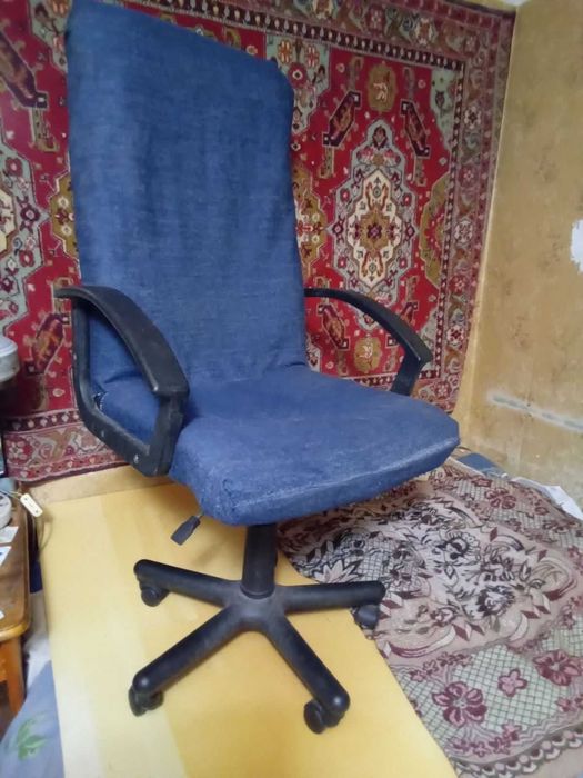 Робоче крісло на коліщатках