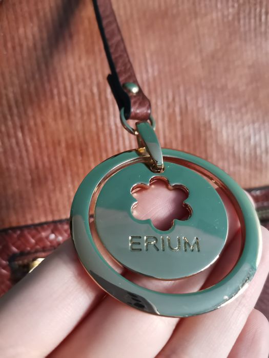 Mochila castanha com detalhes dourados64285106784001122