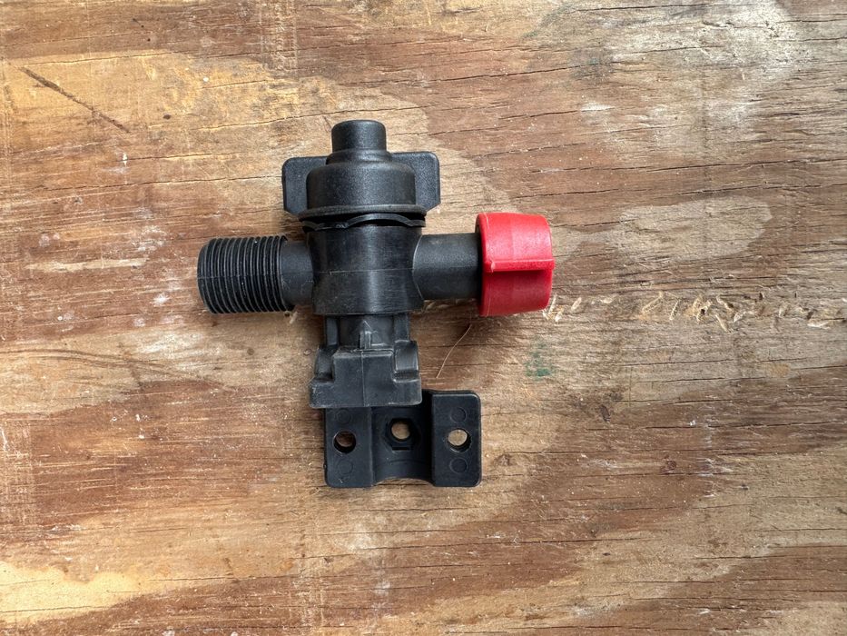 Розпилювальна форсунка, клапан