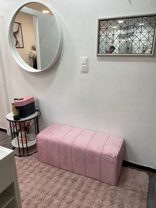 Sofa rosa novo.