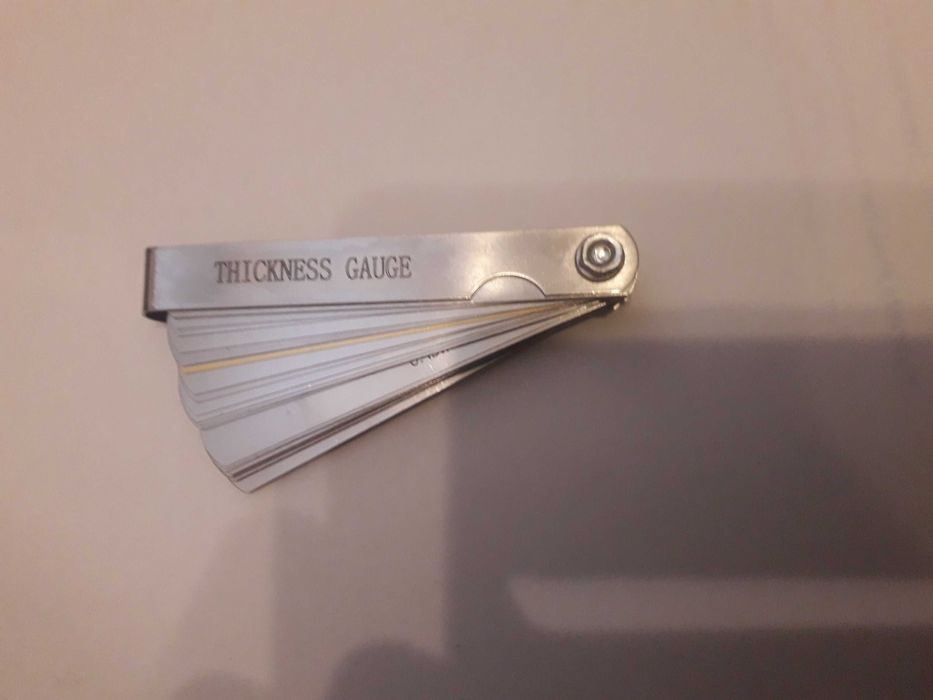 Gitara regulacja: string action ruler, szczelinomierz, radius, pilniki