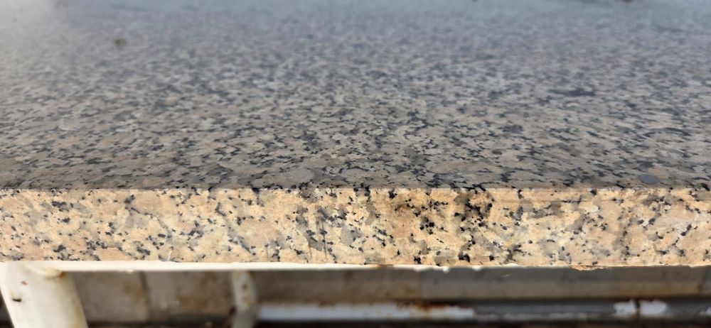 Mesa de trabalho com tampo em granito pedras salgadas
