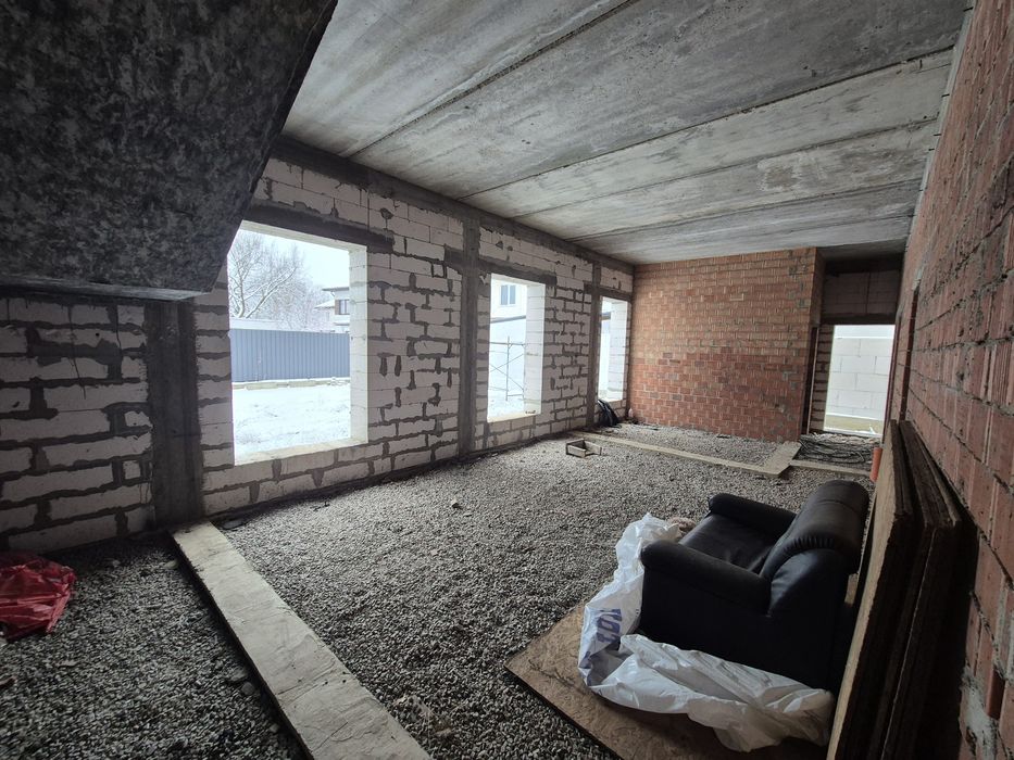 Продам здание + 6 соток. Выход в лес.