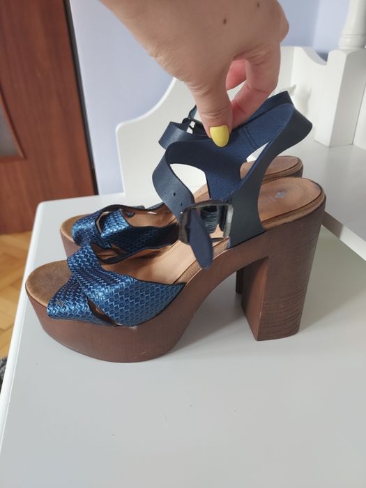 Nowe sandały na słupku