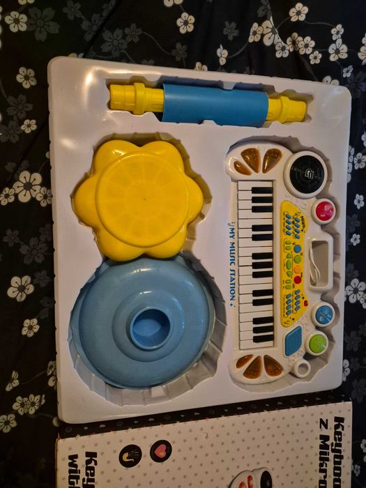 Pianinko Smiki, keyboard z mikrofonem i stołkiem