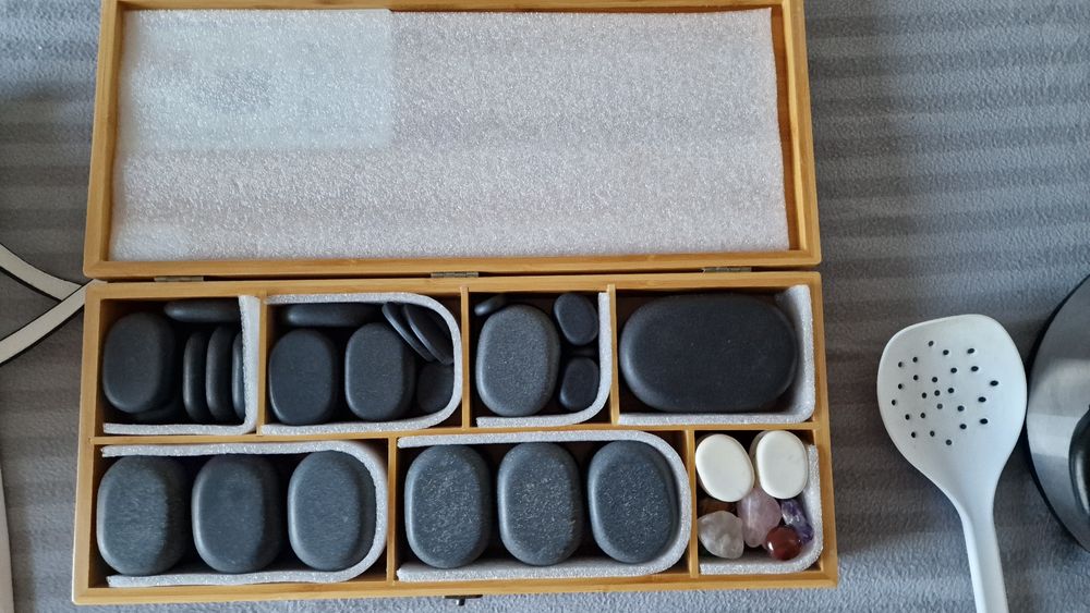 Conjunto de 64 pedras de basalto/ pedras quentes c/caixa - Massagem