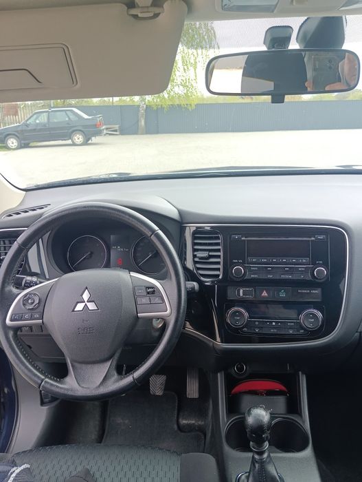 Машина Mitsubishi Outlander
