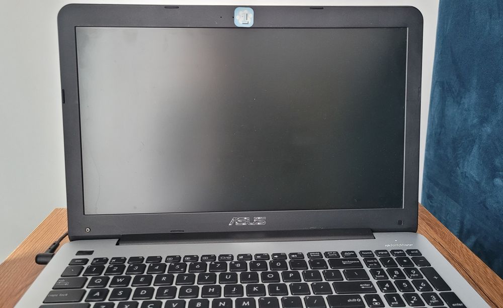 Laptop Asus R556L bez dysku częściowo uszkodzona klawiatura
