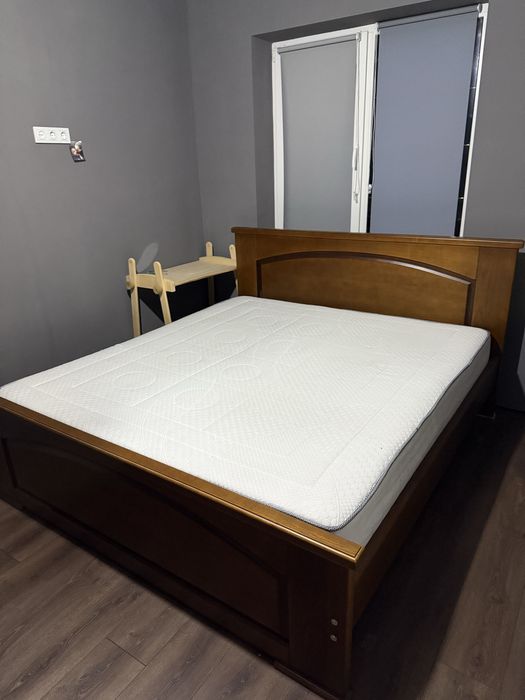 Продається деревʼяне ліжко ручної роботи з ортопедичним матрасом