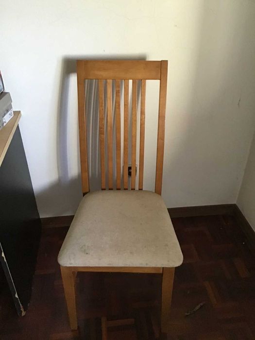 cadeira de madeira estofada em tecido