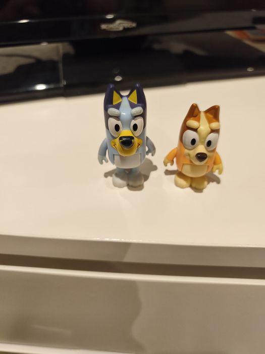 Dois brinquedos Bluey e Bingo