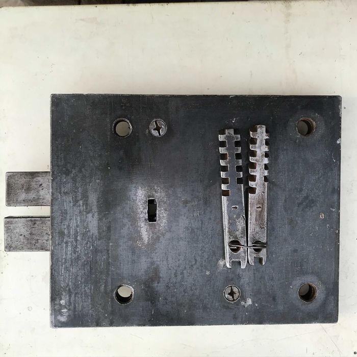 Большой надёжный реечный гаражный замок.