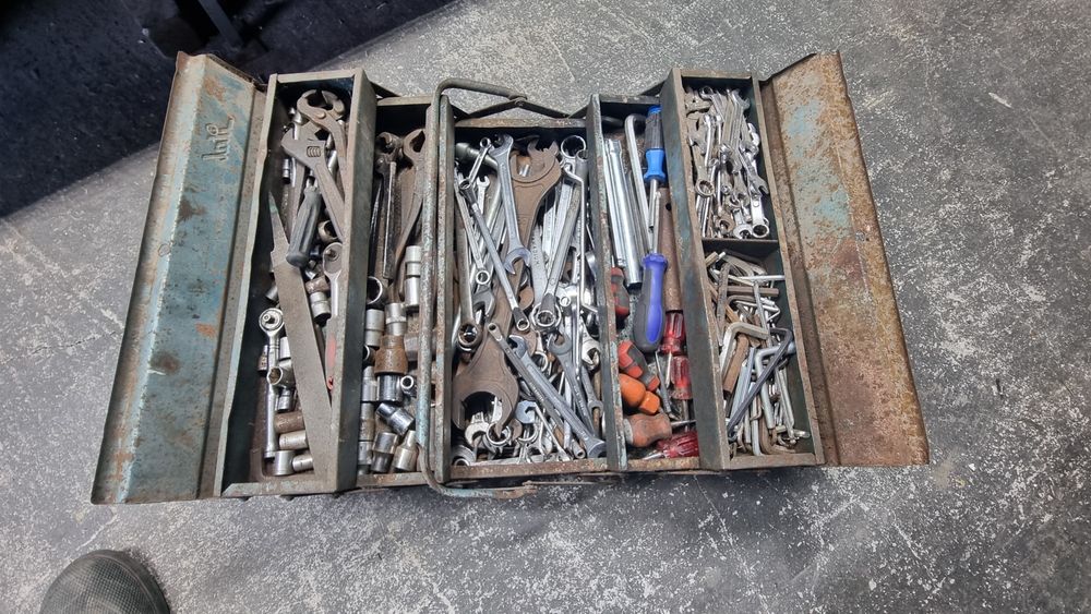 Metalowa skrzynka narzędziowa pełna