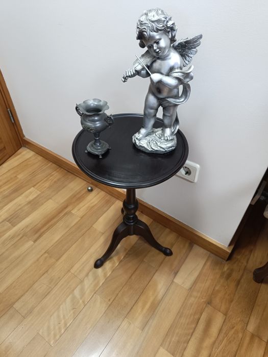 Pequena mesa antiga de apoio restaurada estilo séc XVll com pé de galo em madeira maciça de mogno