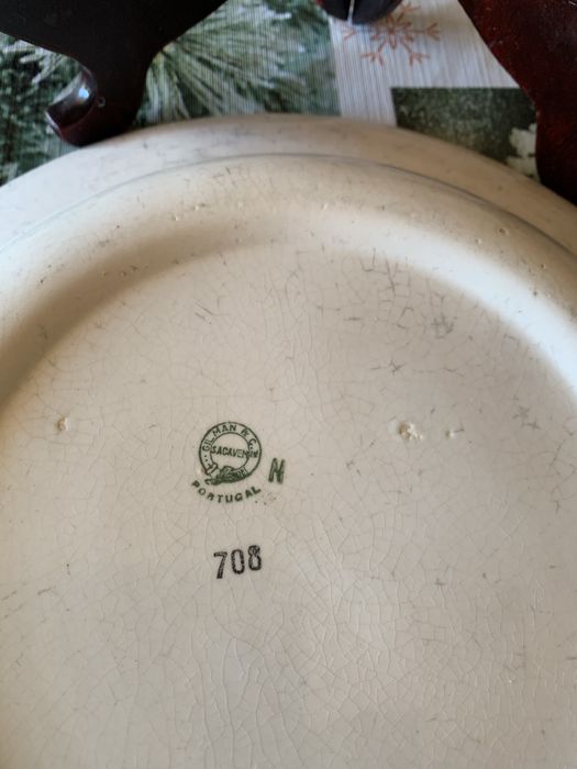 Pratos de loiça e boneca