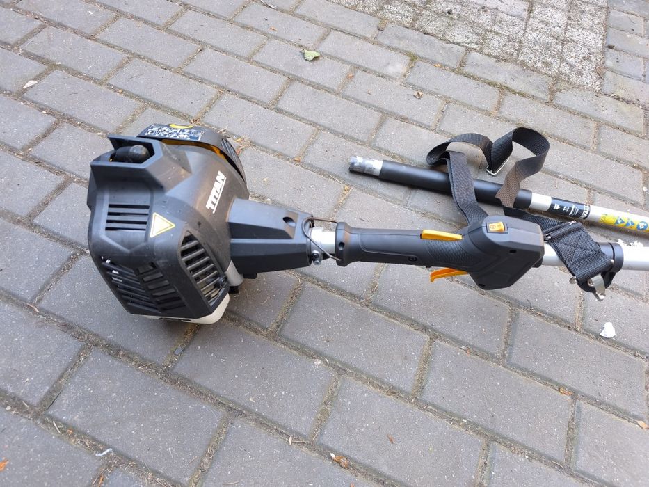 Podkaszarka + nożyce do żywopłotu 2w1 TITAN TT2MTP26-2 26CC 1KM
