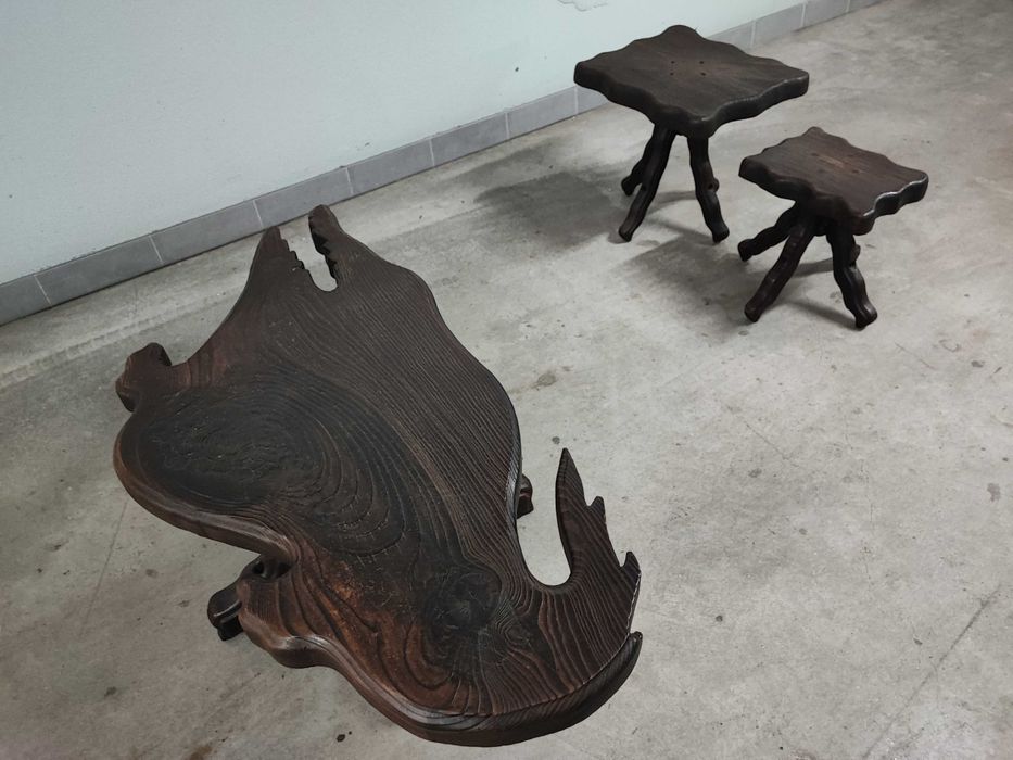 Mesa e bancos em madeira africana.