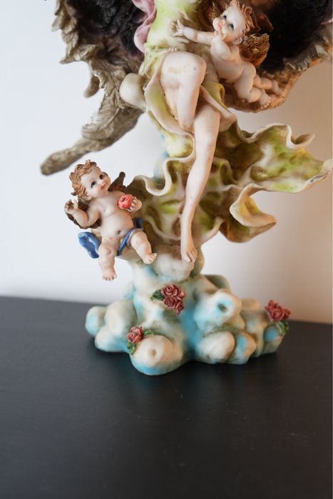 Estátua de Santa guardiã com anjos