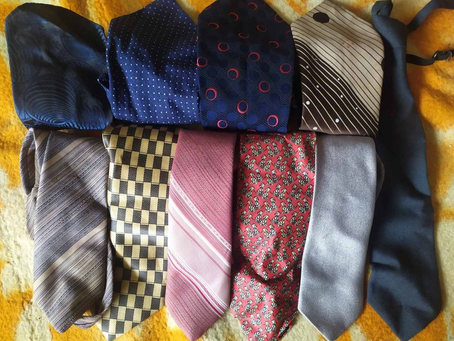Галстуки разные.