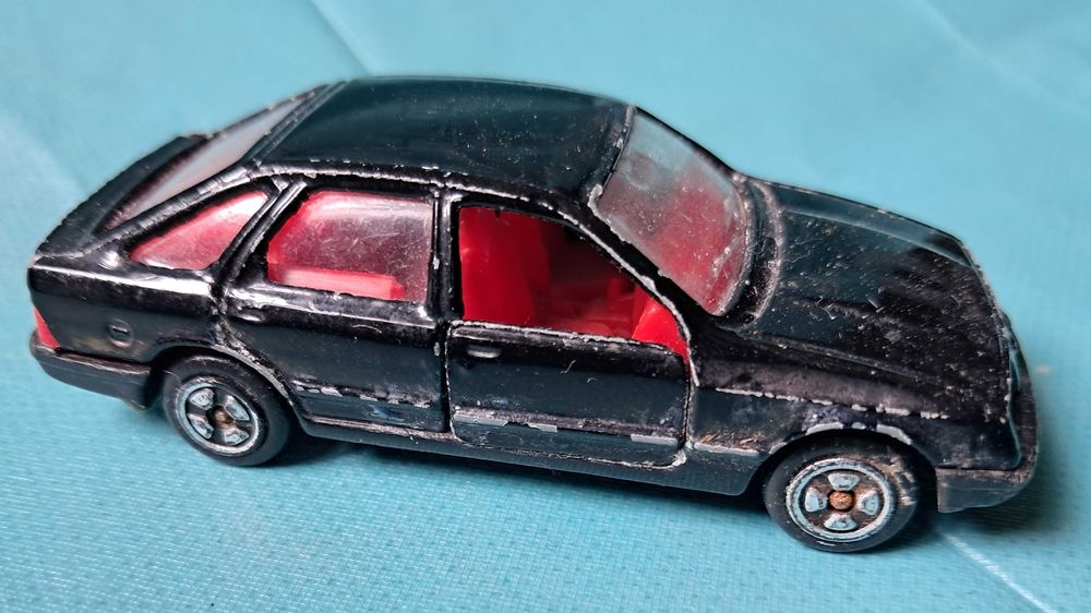 Stare autko, resorak Corgi - Ford Sierra 2.3 Ghia z 1985