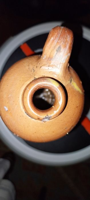 Garrafa antiga de gin em barro