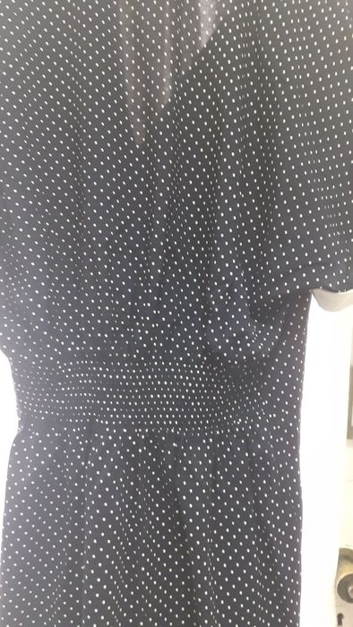 Vestido curto  abaixo  do joelho  azul escuro  com bolas brancas  com