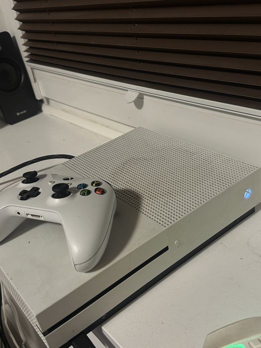 xbox one s 1 tb+ 2 pady/ wymiana na series s. OPIS