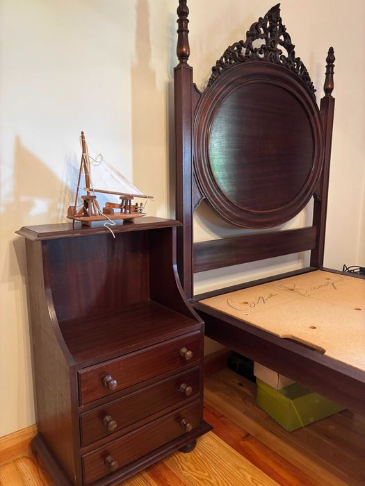 Camas de madeira maciça com mesas de cabeceira