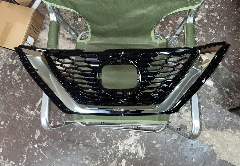 Решітка радіатора під радар хром Nissan Rogue Sport 2019- нова ліцензі