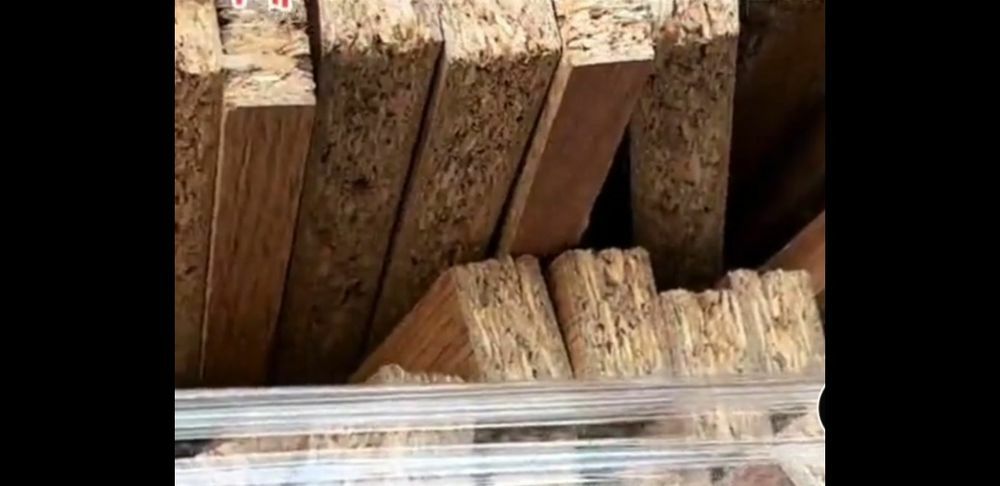 Дрова- відрізки із пресованої тирсоплити.
