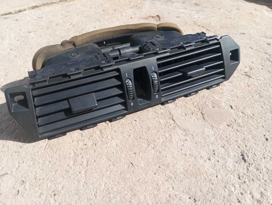 дефлектор торпеди повітряний центральний BMW e60,e61 (69107340)