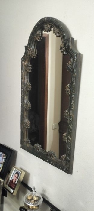 Espelho com moldura em madeira entalhada