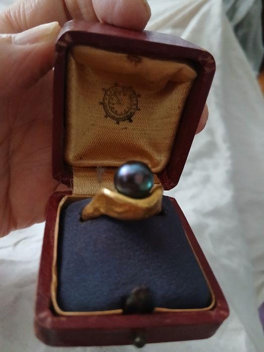 Anel de ouro com uma pérola verdadeira