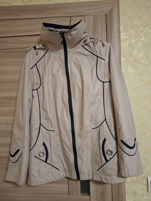 Жіноча куртка - ветровка