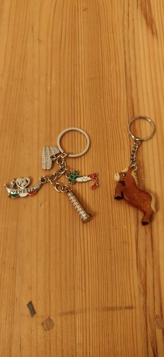 Oferecem-se dois porta chaves