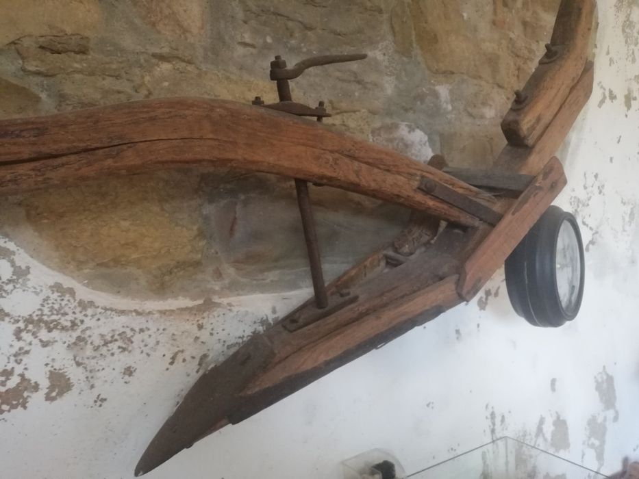 Charrua em madeira