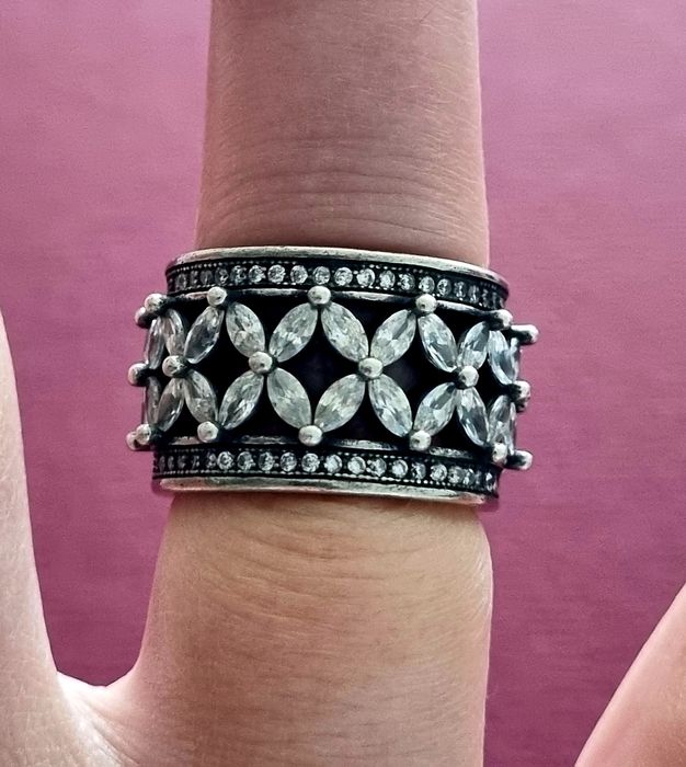 Anel prateado, em aço, com flores em pedras de vidro. T17