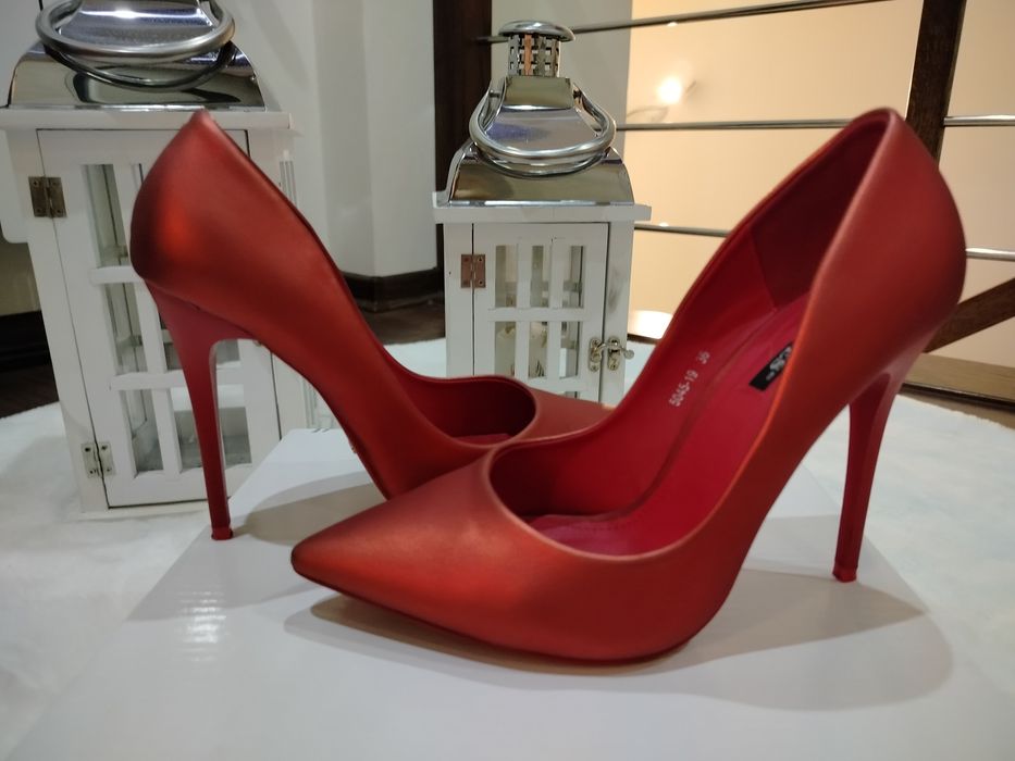 Szpilki czerwone satynowe Vices 36 roz.