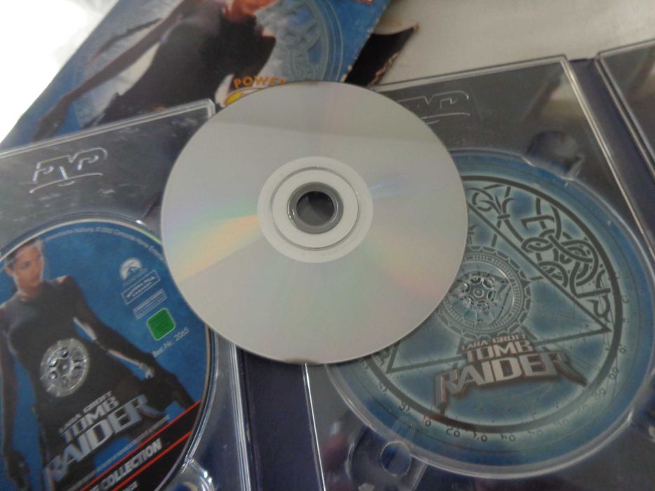 Lara Croft Tomb Raider - angielski, niemiecki. Film dvd + dodatki (trzy płyty).