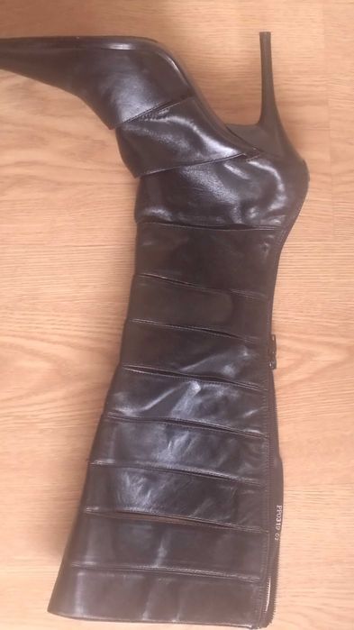 Bota em pele preta com tacão. Novas . Nunca usadas