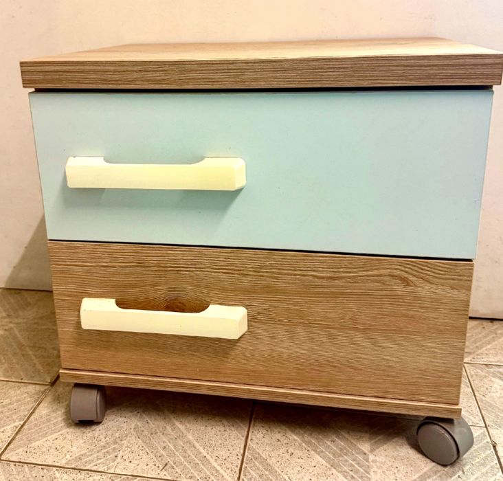 Cama corpo completo crianca com gavetões e mesa de cabeceira