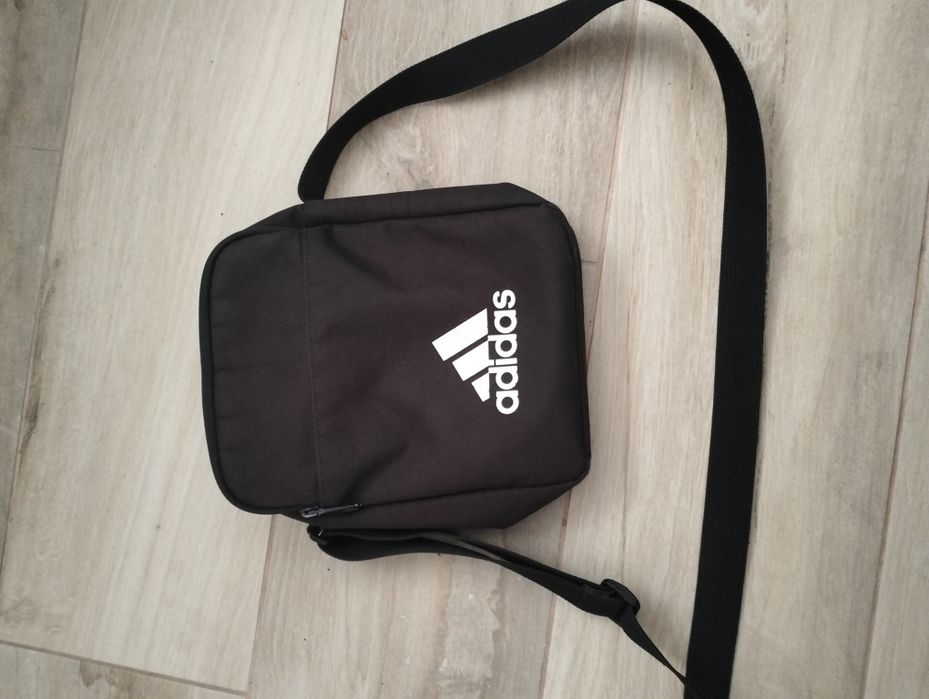 Bolsa Adidas uzada pocu