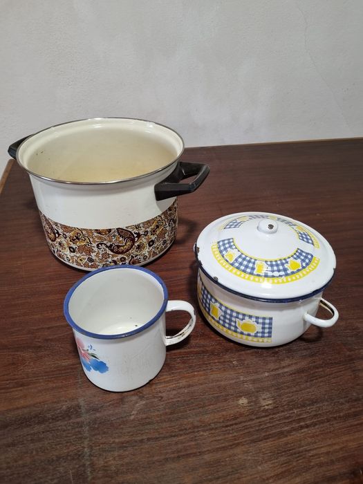Loiça em esmalte. Uma panela um tacho e um pucaro