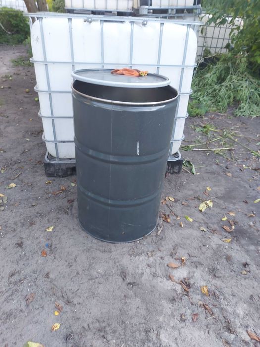 Продам бочку пластиковую б/у
