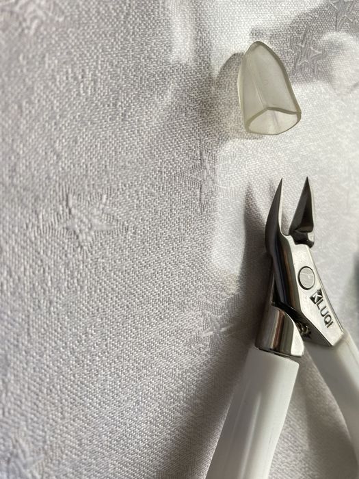 Маникюрные ножницы для кутикулы и кусачки.